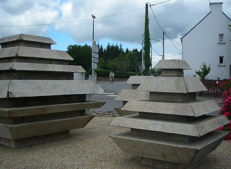 2011-06-16 51 Le Croisty - Rond-point de la Fontaine de Vie.JPG